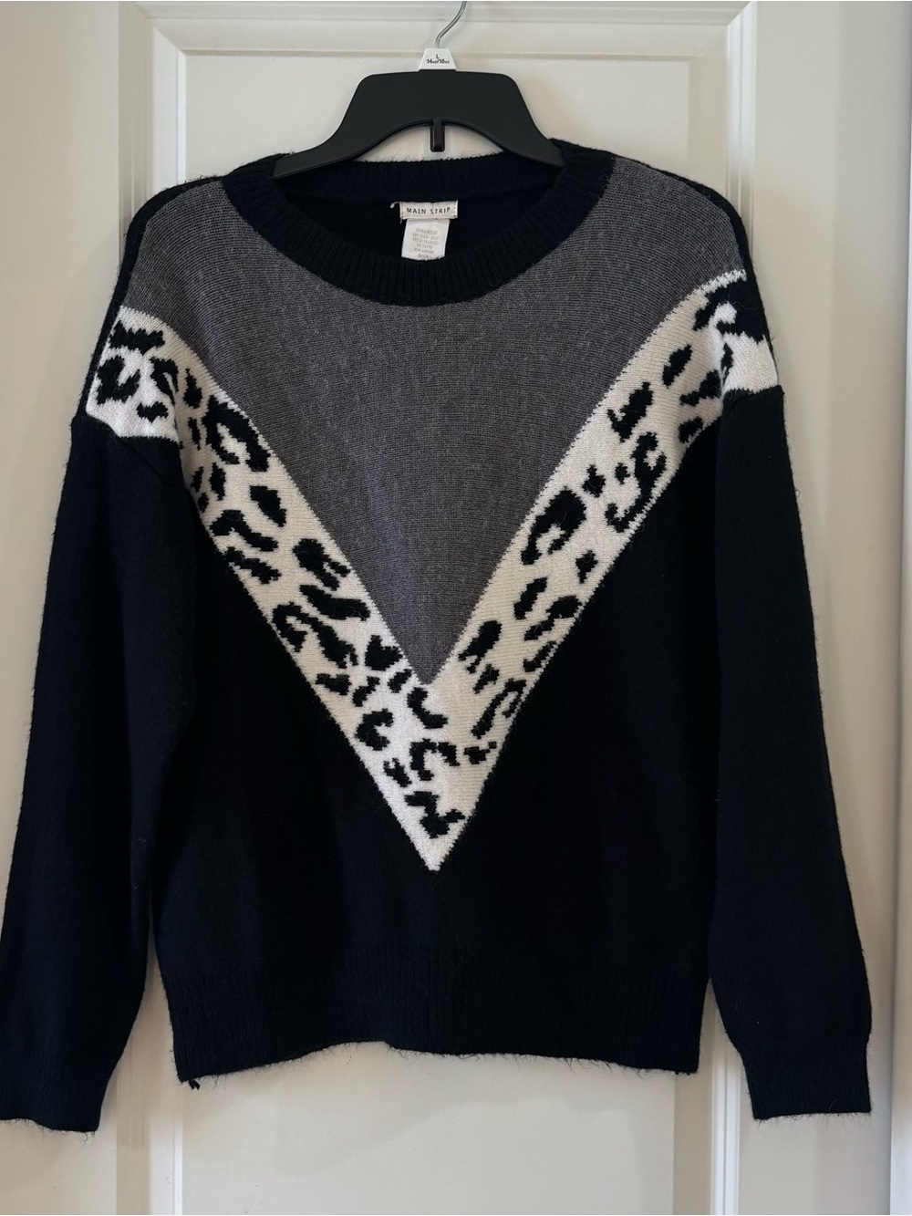 Main Strip Black & Gray Leopard Chevron Crewneck Sweater S